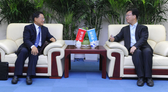 新華網(wǎng)黨委常委、副總編輯劉加文在訪談前會見李勇