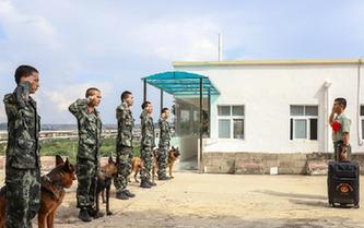 警犬班訓導員退伍 惜別&ldquo;無聲戰(zhàn)友&rdquo;