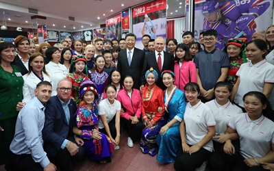 習(xí)近平和俄羅斯總統(tǒng)共同訪問(wèn)&ldquo;海洋&rdquo;全俄兒童中心