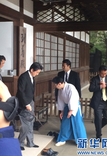 安倍為何不顧?quán)彿磳?，?zhí)意參拜？