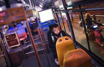 夜深了，他們還沒睡