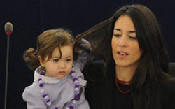 &ldquo;小萌女&rdquo;成歐洲議會會議?？?高清組圖)