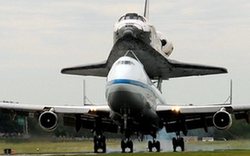 發(fā)現(xiàn)號(hào)航天飛機(jī)&ldquo;最后一飛&rdquo;前往博物館 數(shù)千人到場(chǎng)送行