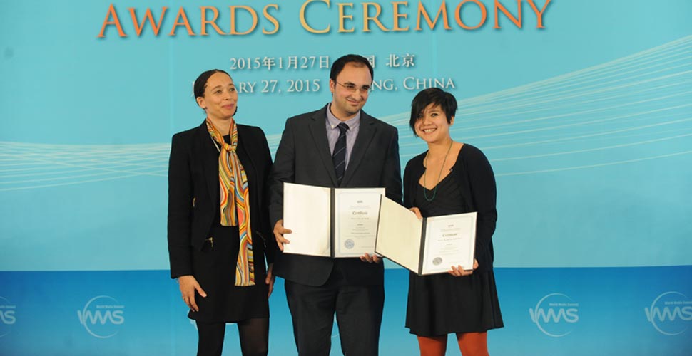 約莉薩&middot;法赫萊女士為新媒體報(bào)道獎(jiǎng)提名者頒獎(jiǎng)